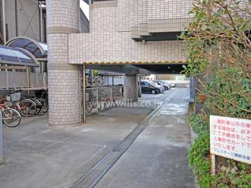 駐車場出入り口と駐輪場