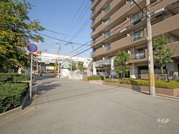 敷地西側の前面道路