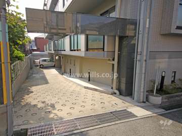 駐車場出入り口