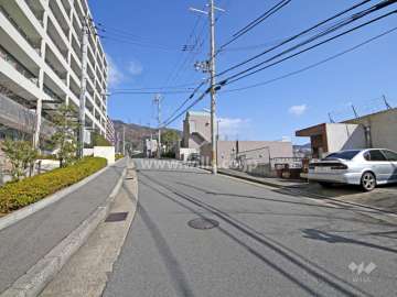 敷地西側の前面道路