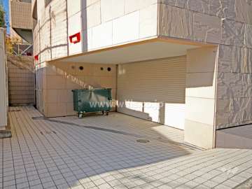 駐車場出入り口（シャッター付き）