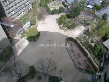 上から見た敷地内の公園