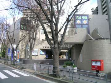店舗も入った管理棟