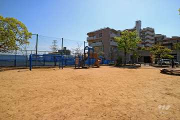 隣接する「山本丸橋三丁目公園」