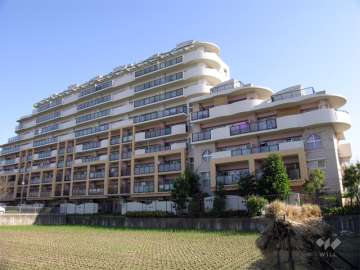 敷地北西側の前面道路（南西側から）