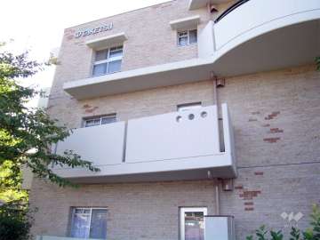 外壁には一部天然石が用いられています。