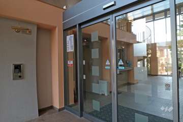 エントランスはオートロック付きです。