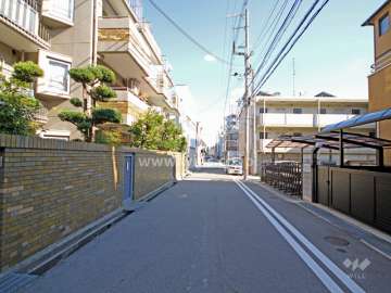 敷地南側の前面道路