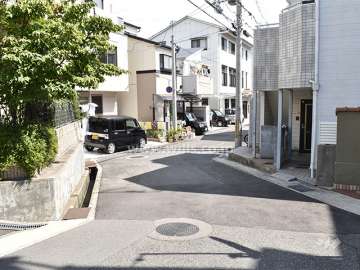 敷地北側の前面道路