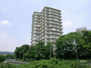 公団北緑丘第２住宅８号棟の外観（南西側から）
