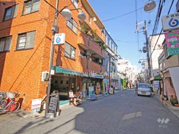 敷地南側の前面道路（水道橋商店街）