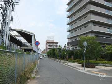 敷地北側の前面道路。すぐ向かい側に駅があります。