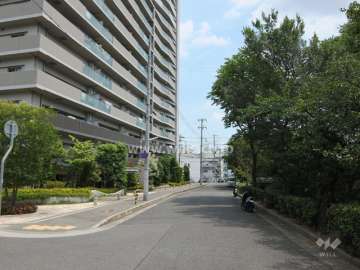 敷地西側の前面道路（北側から）