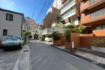 敷地南側の前面道路（東側から）