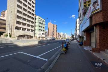 敷地北側の前面道路（西側から）