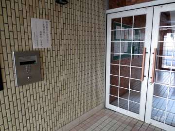 エントランスはオートロック付きです。