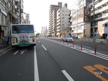 敷地北側が国道2号線に面しており、目の前にバス停があります。