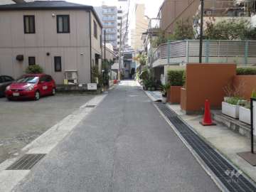 敷地南側の前面道路
