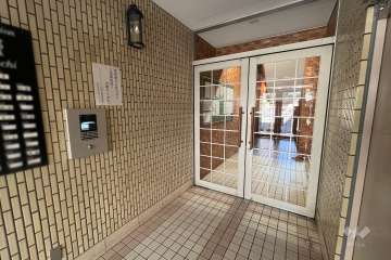 エントランスはオートロック付きです。