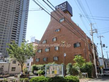 ライオンズマンション六甲道第2の外観(北東側から)　敷地の東側は広場に面しています。