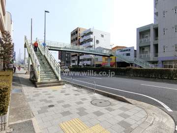敷地南側の前面道路。国道2号線で、四車線です。