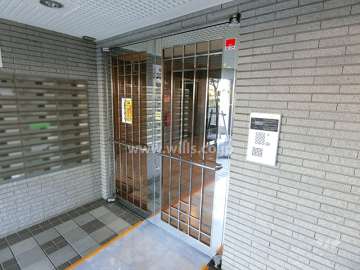 エントランスはオートロック付きです。