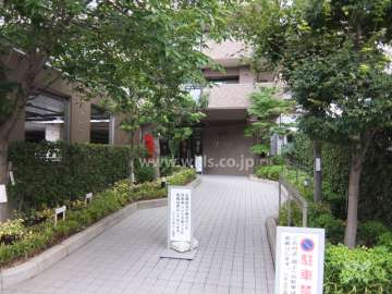 植栽スペースに囲まれたエントランスアプローチ