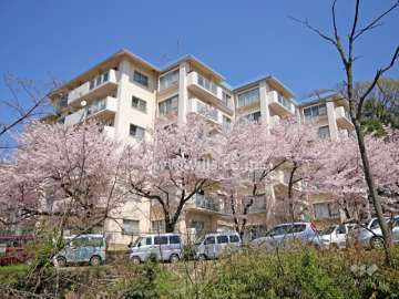 レック六甲の外観(南西側から)　春には桜がキレイです。