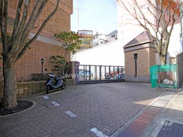 駐車場出入り口（ゲート付き）