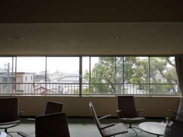 エントランスホールの窓は大きく、眺めがあります。