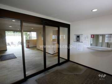 エントランスはオートロック付きです。