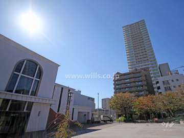 ワコーレKOBE灘タワーの遠景。手前はJR「灘」駅です。