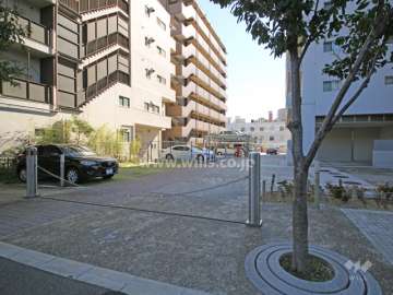 駐車場出入り口（ロボットゲート付き）