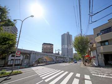 ワコーレKOBE灘タワーの遠景。手前は阪急神戸線です。