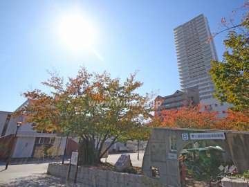 JR「灘」駅の駅前広場とワコーレKOBE灘タワー