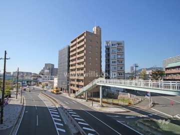 ワコーレサザンアベニューの遠景。国道2号線に面しています。