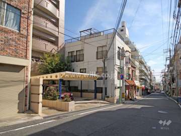 敷地西側の前面道路