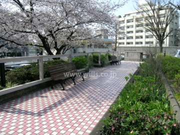 駐輪場の屋上に設けられた公園