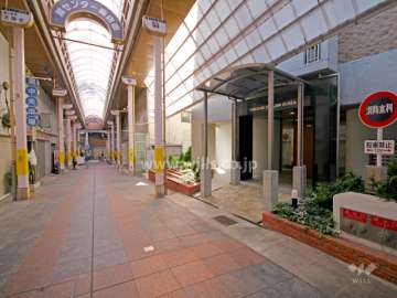 敷地東側の前面道路（灘センター商店街）