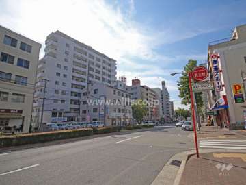 ワコーレ王子公園ヴィヴィアの遠景。敷地北側には山手幹線が走っています。