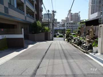 敷地西側の前面道路