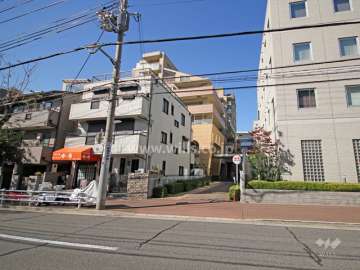 敷地南側の前面道路