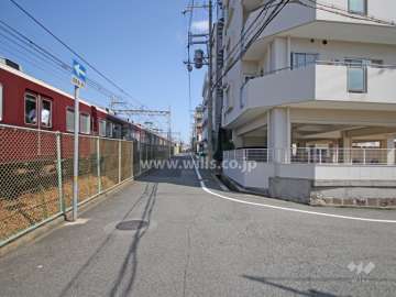 敷地北側の道路。敷地北側には道を挟んで阪急神戸線が走っています。