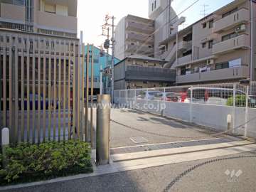 駐車場出入り口（ロボットゲート付き）