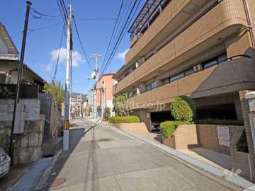 敷地西側の前面道路