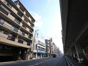 敷地の南西側には国道176号線、阪急宝塚線が走っています。