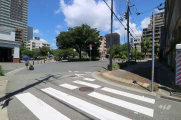 敷地西側が灘駅のロータリーに面しています。