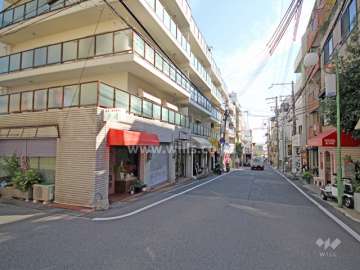 敷地西側の前面道路