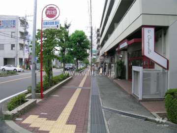 1階には店舗が入っています