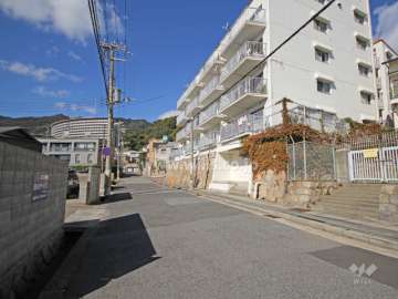敷地南側の前面道路